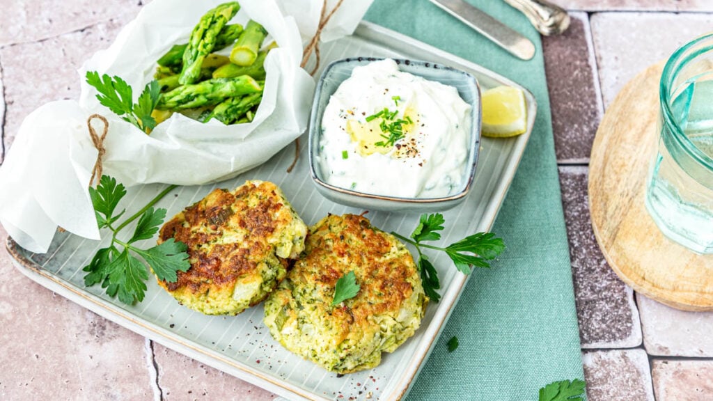 Brokkolilaibchen mit Quark und Spargelsalat auf Teller