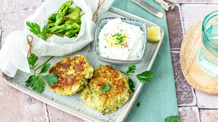 Brokkolilaibchen mit Quark und Spargelsalat auf Teller