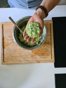 Brokkolibratlinge werden geformt