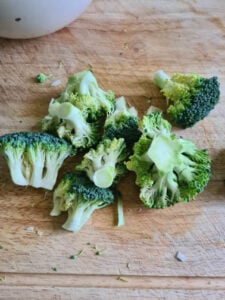 Brokkoli Röschen auf Holzbrett