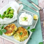 Brokkolilaibchen mit Quark und Spargelsalat auf Teller
