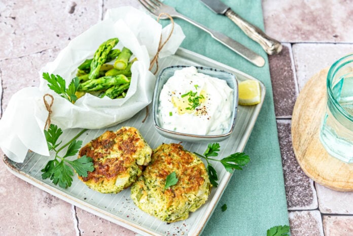 Brokkolilaibchen mit Quark und Spargelsalat auf Teller