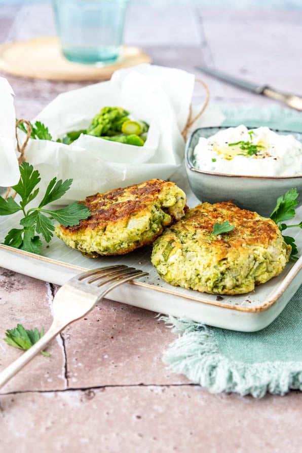 Brokkolilaibchen mit Quark und Spargel auf Teller