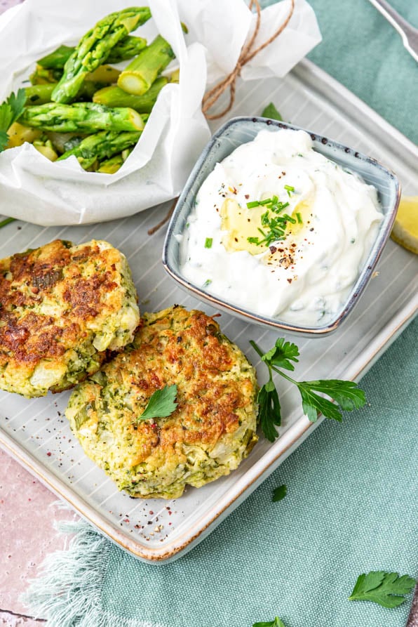 Brokkolilaibchen mit Quark und Spargel auf Teller