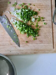 geschnittene Lauchzwiebel auf Holzbrett