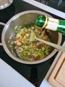 Zutaten für Suppe werden mit Prosecco aufgegossen