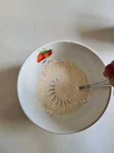 Mehl wird mit Flüssigkeit verquirlt