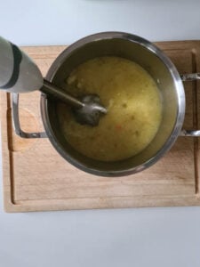 Suppe wird mit Pürierst püriert.