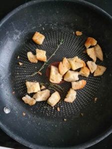 Thymian Croutons in Pfanne