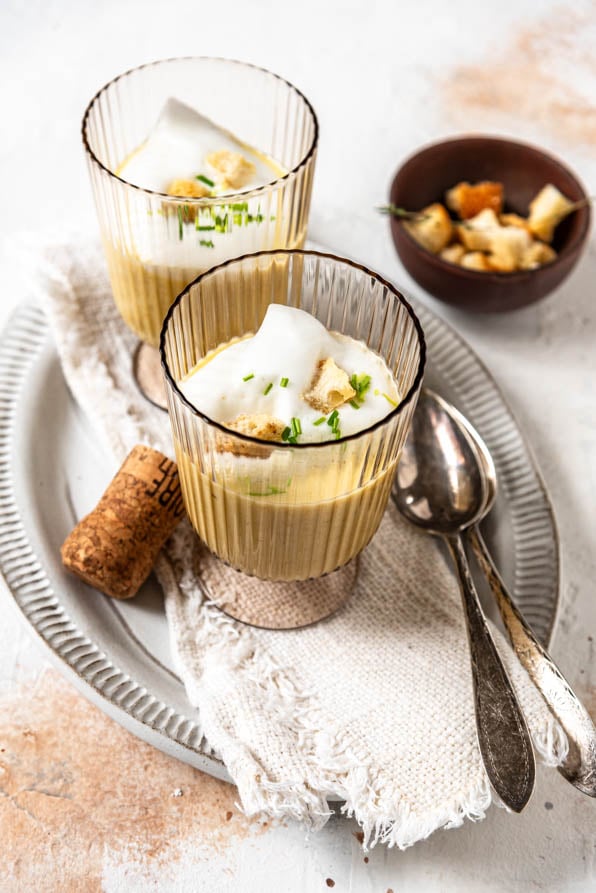 In Gläser angerichtete Prosecco-Schaumsüppchen auf Tablett mit Croutons - Foodblog Mundgefühl