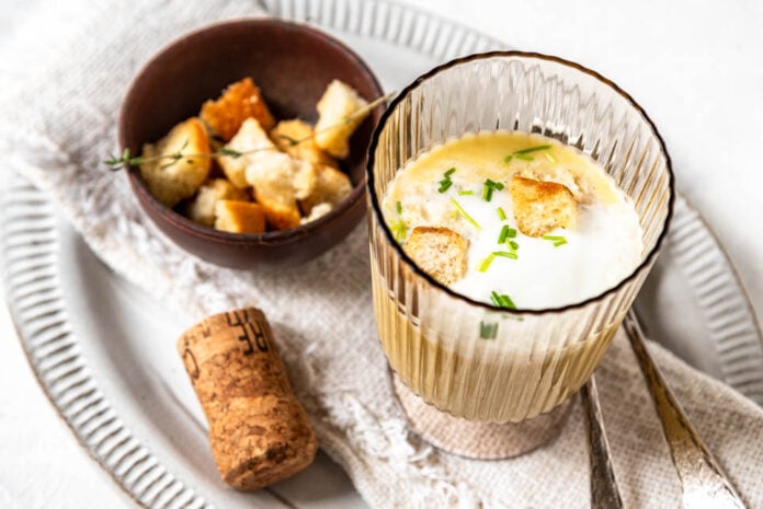 Eine im Glas angerichtete Proseccosuppe