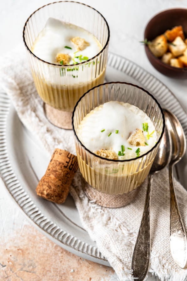 Zwei Gläser mit Prosecco-Schaumsüppchen auf Tablett