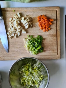 Zutaten für Suppe auf Holzbrett