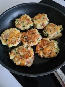 Knödel werden in Pfanne gebraten