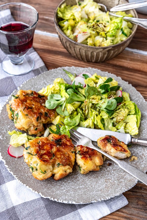 Original Kaspressknödel auf rustikalem Untergrund