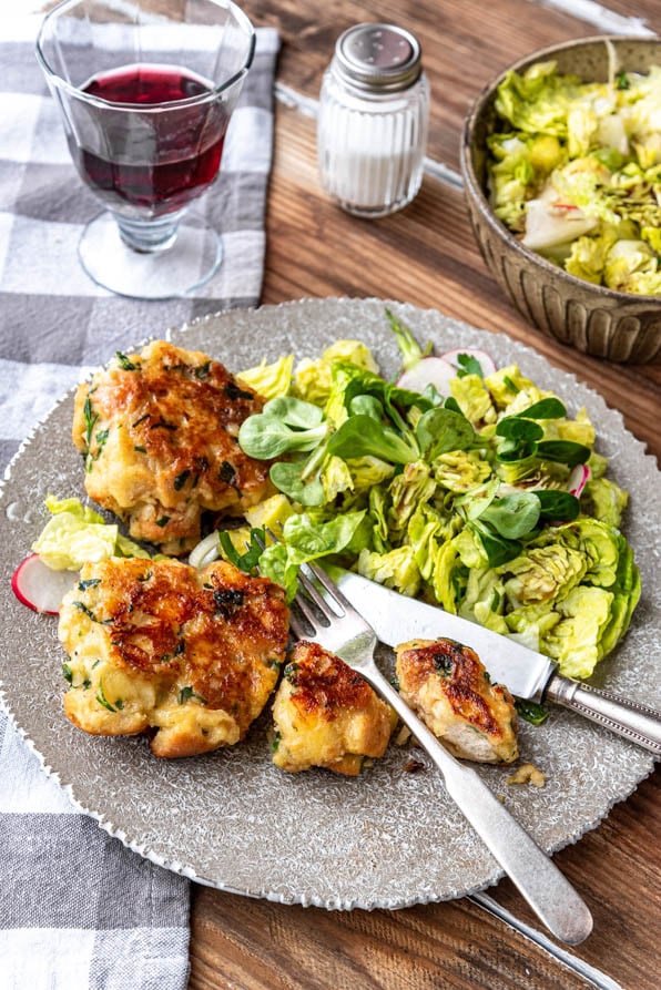 Original Kaspressknödel auf rustikalem Untergrund