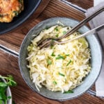 Spitzkohlsalat in einem Schüsselchen auf Holzuntergrund