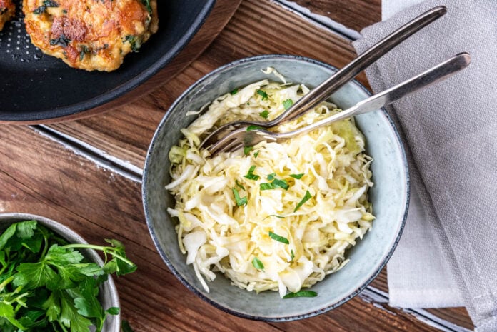 Spitzkohlsalat in einem Schüsselchen auf Holzuntergrund