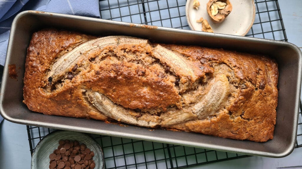 Bananenbrot in Kastenform auf Kuchengitter - Foodblog Mundgefühl