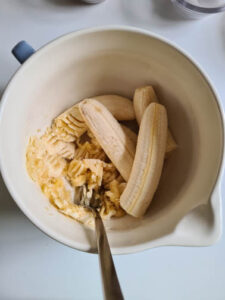 Bananen werden in Schüssel zerquetscht für Bananenbrot Rezept