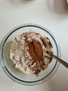 Mehl wird mit weiteren Zutaten für Rezept Bananenbrot vermischt