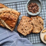 Aufgeschnittenes Bananenbrot mit Schokotröpfchen und Walnuss
