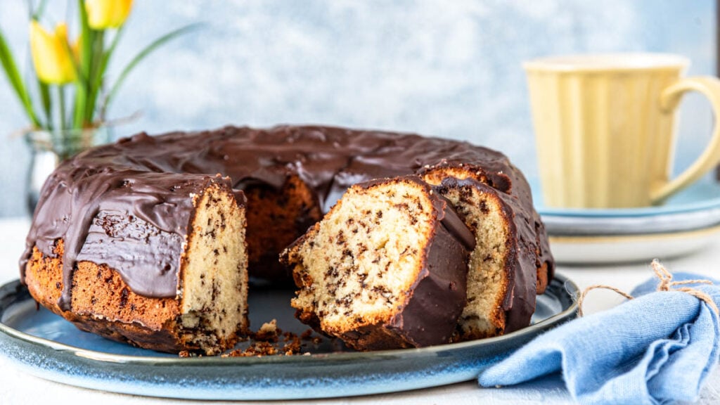 Angeschnittener Ameisenkuchen mit Blumen im Hintergrund - Foodblog Mundgefühl