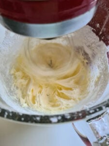 Butter wird für Ameisenkuchen Rezept in Küchenmaschine geschlagen