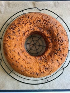 fertig gebackener Kuchen auf Auskühlgitter