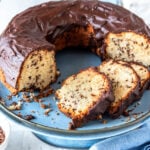 Angeschnittener Ameisenkuchen mit Blumen im Hintergrund