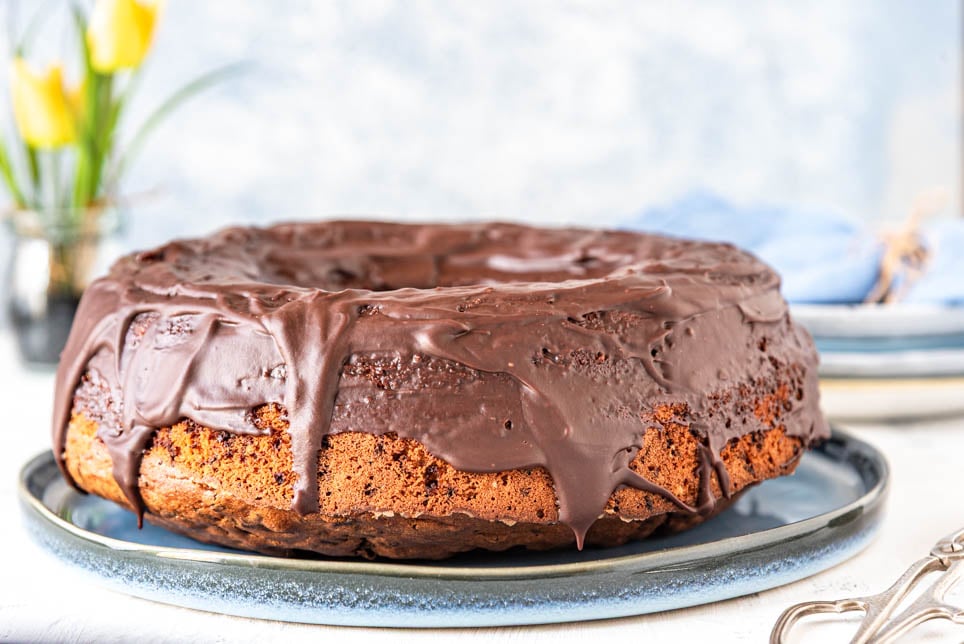 Ameisenkuchen mit Schokoguss auf Teller