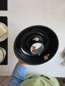 Backform wird mit Butter ausgestrichen