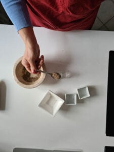 Die Zutaten werden in Mörser gegeben