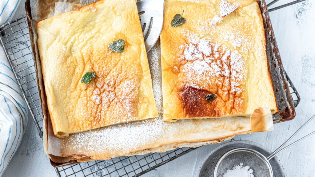 Einfacher Ofenpfannkuchen vom Blech - so einfach hast du noch nie ... Einfacher Ofenpfannkuchen vom Blech - so einfach hast du noch nie ...