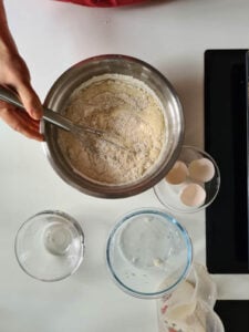 Mehl wird unter Milch gerührt für Ofenpfannkuchen Rezept