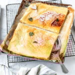 2 Stück Ofenpfannkuchen mit Puderzucker auf Gitter