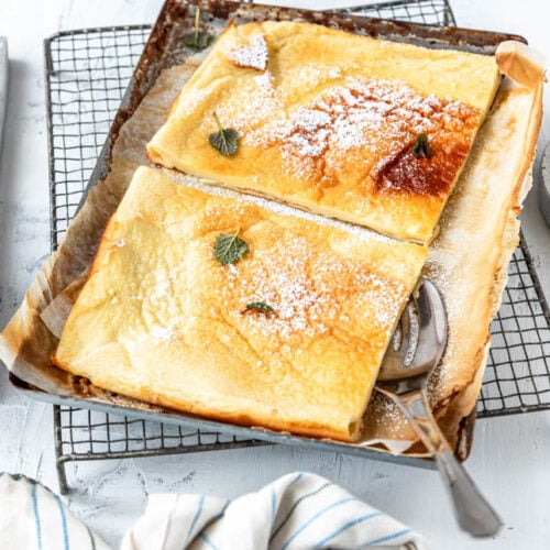 2 Stück Ofenpfannkuchen mit Puderzucker auf Gitter