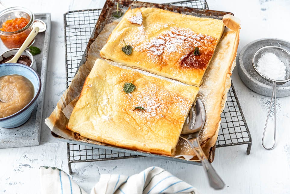 2 Stück Ofenpfannkuchen mit Puderzucker auf Gitter