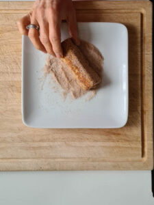 French Toast Rolls werden in Zucker gewälzt