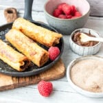 French Toast auf Teller und daneben in Pfanne