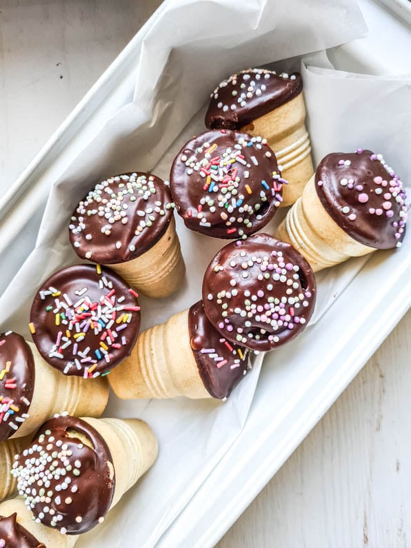 mehrere Mini Kuchen in Kuchenform