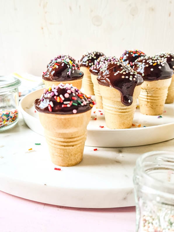 Waffelbecher-Kuchen auf Teller