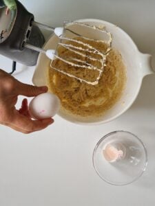 Zutaten werden mit Mixer verrührt