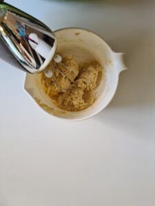 Teig im Rührbecher und Mixer