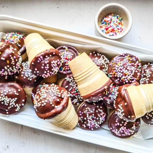 mehrere Kuchen im Waffelbecher in Kuchenform