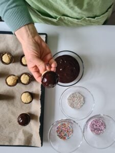 Zutaten werden mit Mixer verrührt für Waffelbecher-Kuchen werden glasiert