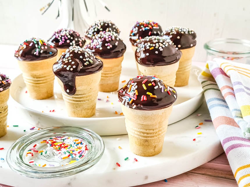 Muffins im Waffelbecher auf Teller mit Streuseln