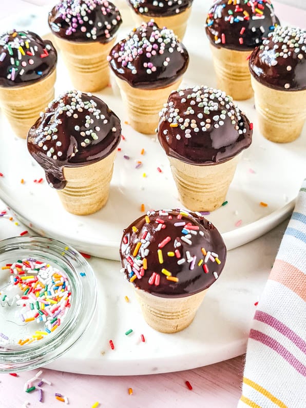 Muffins im Waffelbecher auf Teller mit Streuseln