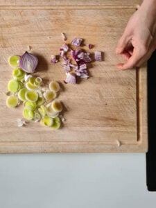 Lauch und Zwiebel auf Schneidebrett