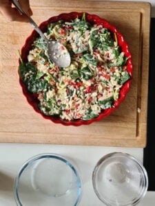 Zutaten werden in Auflaufform gefüllt